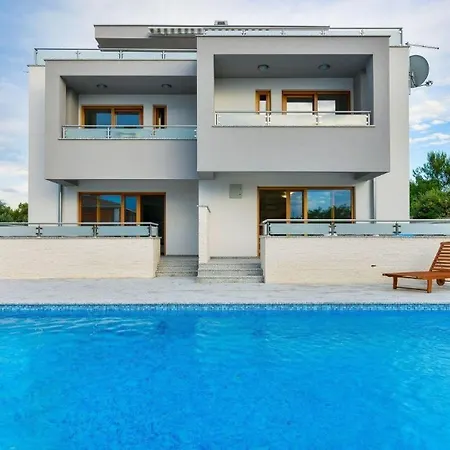 Neue Mit Pool Und Dachterrasse, 50 M Vom Strand Entfernt,