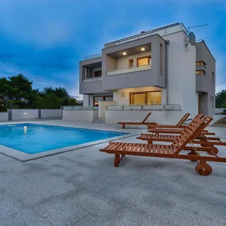 Neue Mit Pool Und Dachterrasse, 50 M Vom Strand Entfernt, Holiday home