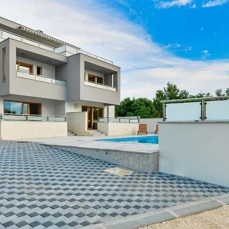 Neue Mit Pool Und Dachterrasse, 50 M Vom Strand Entfernt, Holiday home *
