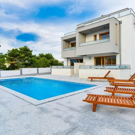 Neue Mit Pool Und Dachterrasse, 50 M Vom Strand Entfernt, Holiday home Zaton (Zadar)